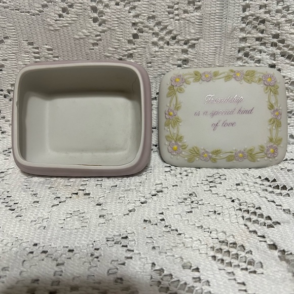 Bisque porcelain trinket box Friendship is a special kind of love - Picture 2 of 3